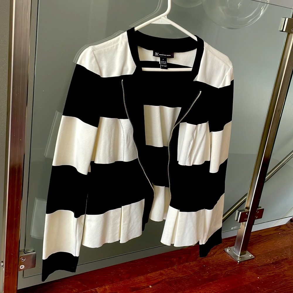 Gorgeous black and white(off white) blazer, long sleeves